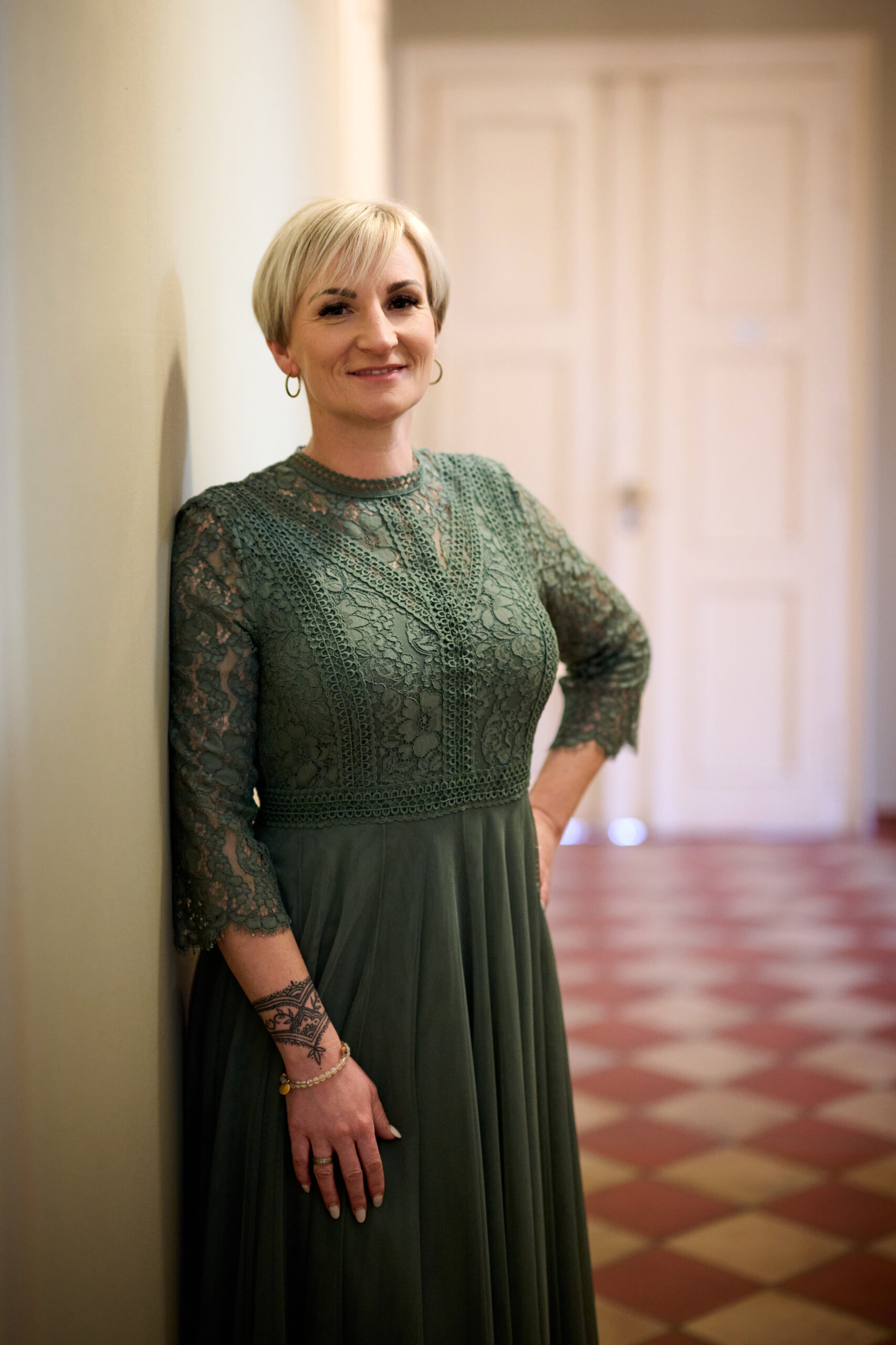 Styleshooting-0191 Jana Hildebrandt bei der Ringübergabe mit dem Brautpaar