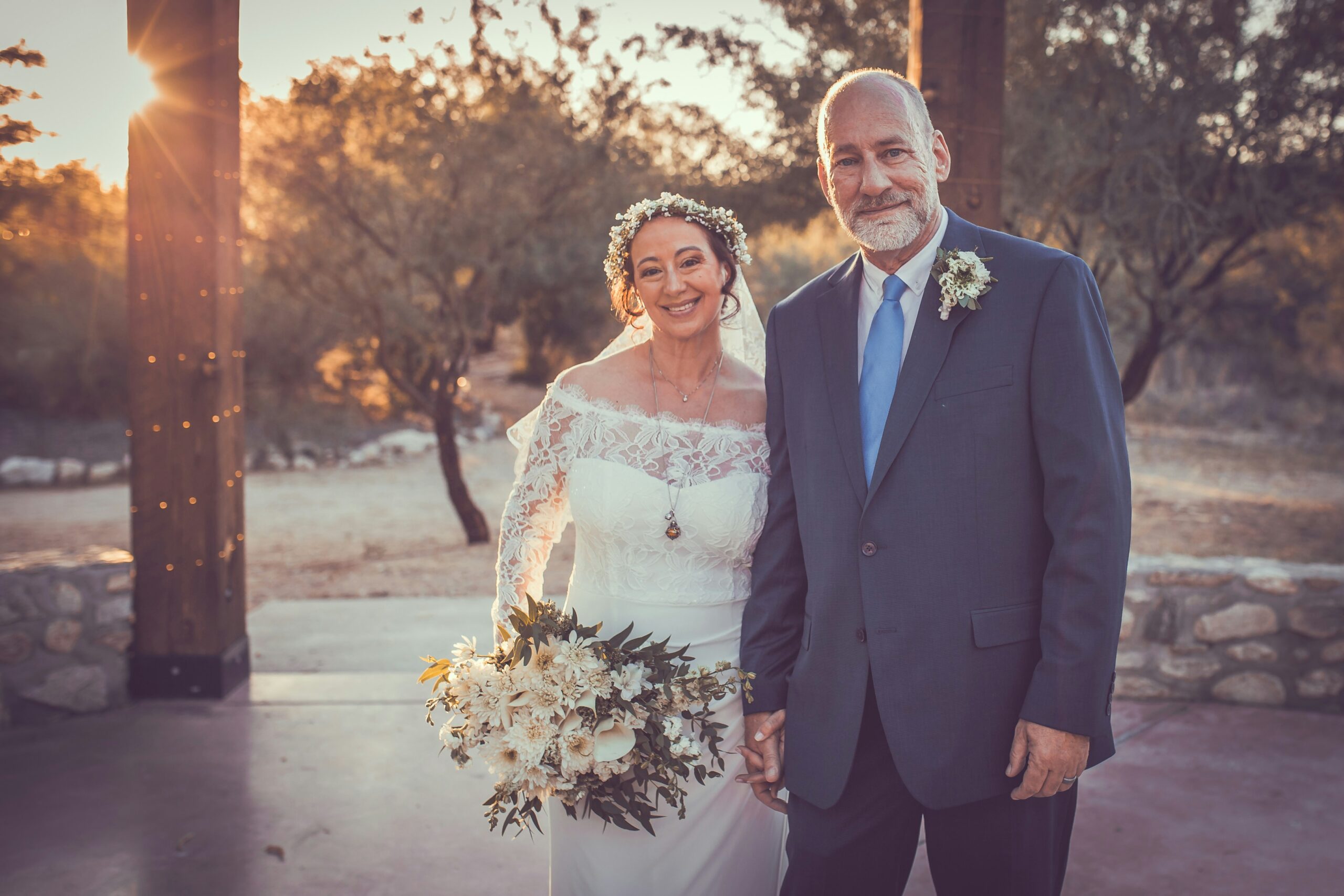lori-dejong-badRwgm8N9Q-unsplash Braut und Bräutigam bei ihrem Ehejubiläum