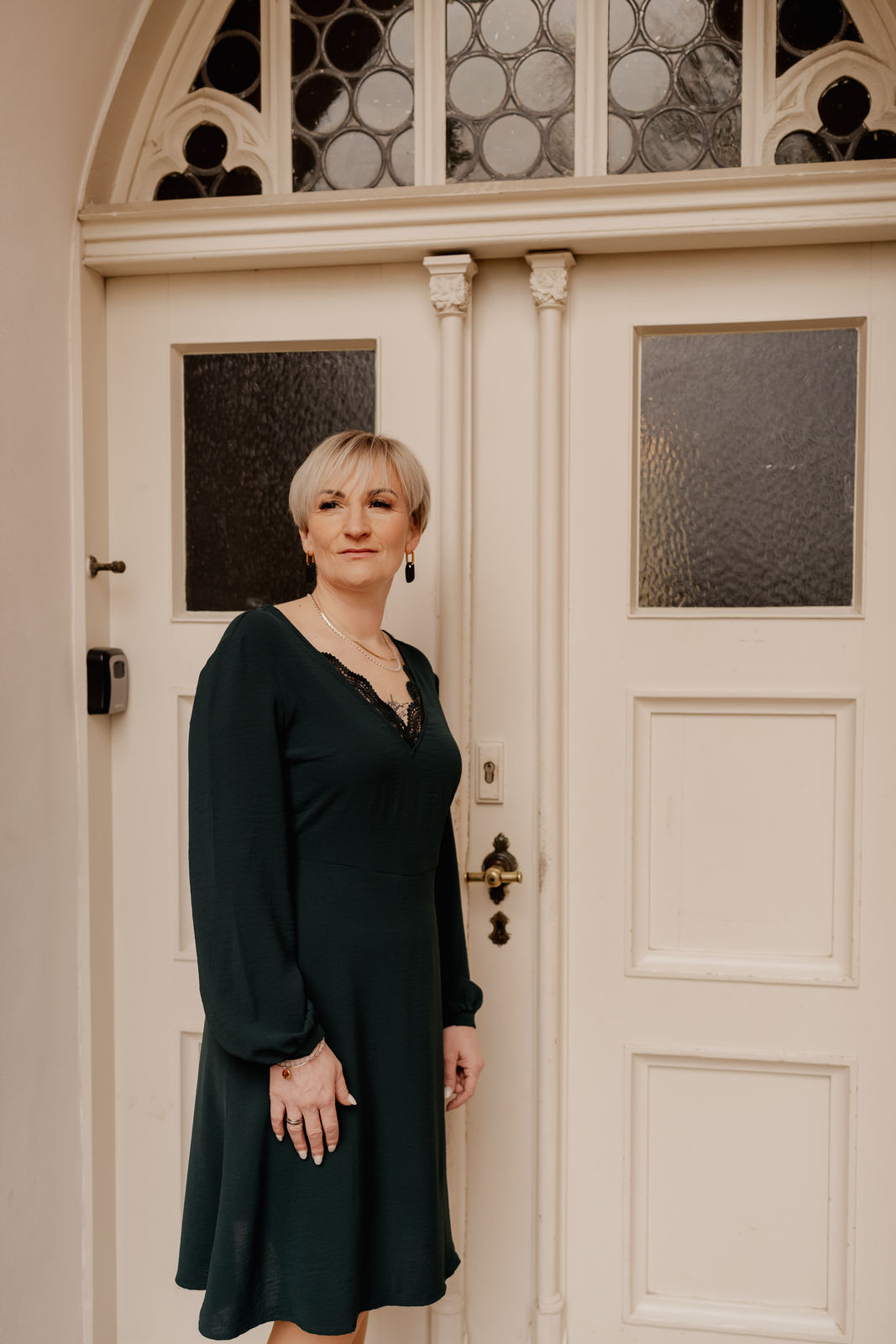 Evoto Jana Hildebrandt in einem grünen Spitzenkleid, Freie Reden in Gotha und Umgebung