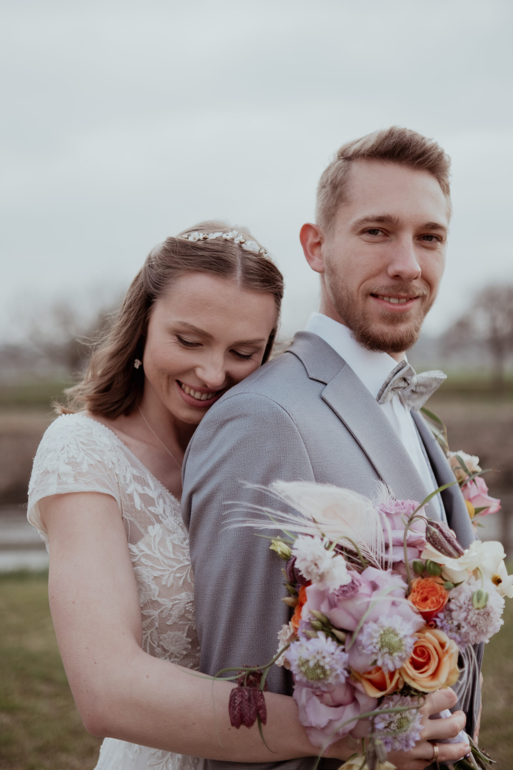 Styleshooting-0172 Brautpaar Hand in Hand bei ihrer Trauung
