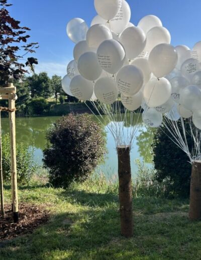 Weiße Ballons als Ritual auf einer Abschiedsfeier