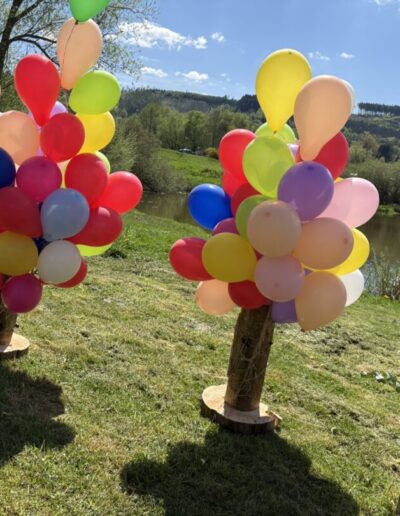 bunte Ballons als Ritual auf einer Abschiedsfeier