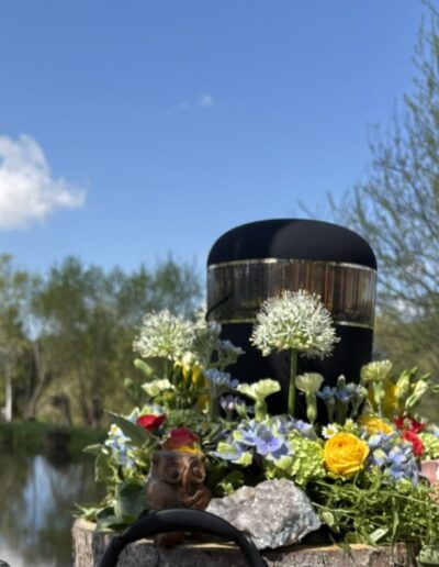 Urne mit Blumen arangiert