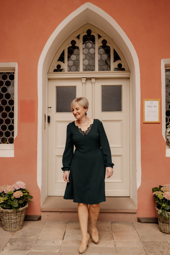 Styleshooting-0191 Jana Hildebrandt bei der Ringübergabe mit dem Brautpaar