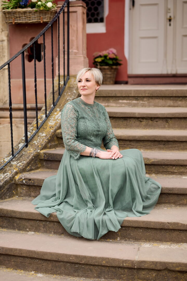 Evoto Jana Hildebrandt sitzend auf einer Treppe