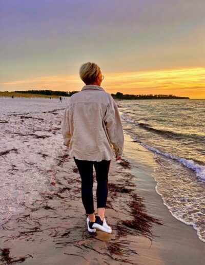 Jana Hildebrandt privat beim Strandspaziergang