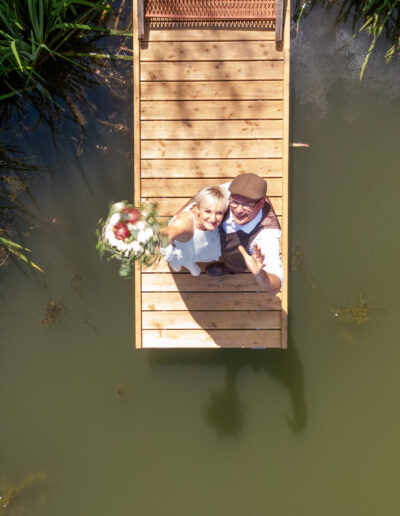 Jana Hildebrandt auf einem Steg am See