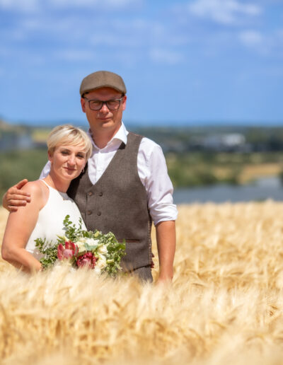 Jana Hildebrandt mit ihrem Mann im Feld
