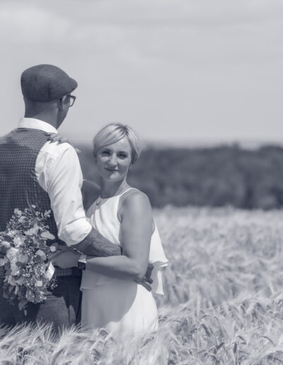 Jana Hildebrandt auf einer Schwarz-Weiß Aufnahme bei ihrer Hochzeit