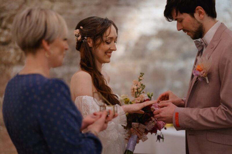 Liebe-Licht-Herzensreden_JanaHildebrant2 Jana Hildebrandt bei der Ringübergabe mit Brautpaar